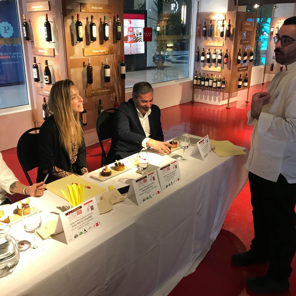 Hotel Catalonia Presentando Su Plato