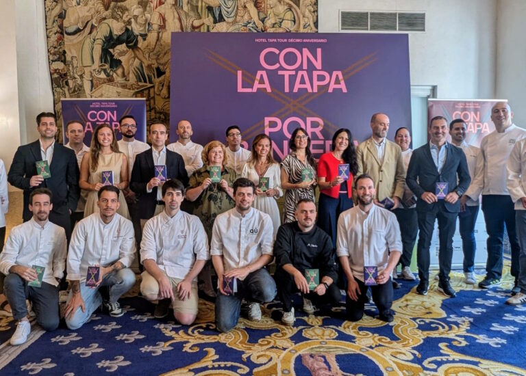 La presentación, que ha tenido lugar esta mañana en el Salón Real de la Casa de la Panadería bajo la presidencia de la concejal delegada de Turismo del Ayuntamiento de Madrid, Almudena Maíllo, ha contado con la participación de la subdirectora general de Promoción de los Alimentos de España del Ministerio de Agricultura, Pesca y Alimentación, Purificación García Camacho; el director general del Consejo Regulador de la D.O. Ribera del Duero, Miguel Sanz; el secretario general del Consejo Regulador de la D.O. Cava, Alexandre Comellas; la vicepresidenta ejecutiva de la AEHM, Mar de Miguel; y la fundadora de Hotel Tapa Tour, Nona Rubio.