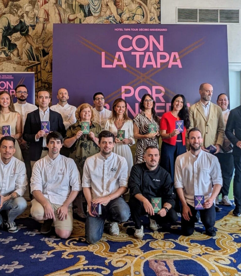 La presentación, que ha tenido lugar esta mañana en el Salón Real de la Casa de la Panadería bajo la presidencia de la concejal delegada de Turismo del Ayuntamiento de Madrid, Almudena Maíllo, ha contado con la participación de la subdirectora general de Promoción de los Alimentos de España del Ministerio de Agricultura, Pesca y Alimentación, Purificación García Camacho; el director general del Consejo Regulador de la D.O. Ribera del Duero, Miguel Sanz; el secretario general del Consejo Regulador de la D.O. Cava, Alexandre Comellas; la vicepresidenta ejecutiva de la AEHM, Mar de Miguel; y la fundadora de Hotel Tapa Tour, Nona Rubio.